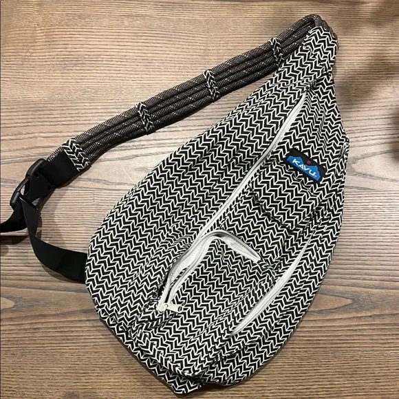 Kavu White and Black Sling Bag with Geometric Design Kavu Rope Sling Bag Color: Black And White Pattern: Lobby  main image 4